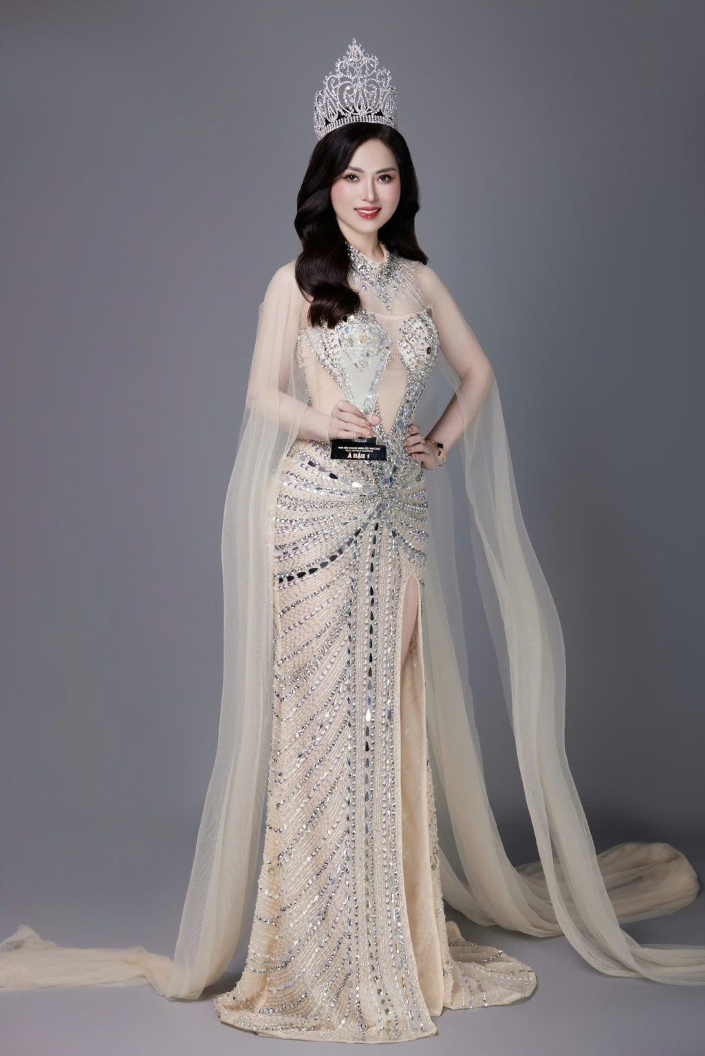 “Tôi cảm thấy rất may mắn khi có cơ hội mang trong mình sứ mệnh á hậu, không chỉ để xây dựng hình ảnh cá nhân mà còn truyền cảm hứng cho những phụ nữ khác. Tôi muốn dùng danh hiệu của mình để tạo ra những cơ hội cho các chị em, giúp họ vượt qua những rào cản và tự tin bước ra thế giới, theo đuổi ước mơ và khẳng định bản thân trong công việc. Song song với đó, tôi sẽ nỗ lực hết mình để thực hiện các dự án thiện nguyện, trao gửi yêu thương cho cộng đồng, đặc biệt là những hoàn cảnh khó khăn và trẻ em mồ côi, cơ nhỡ”, nàng á hậu chia sẻ.