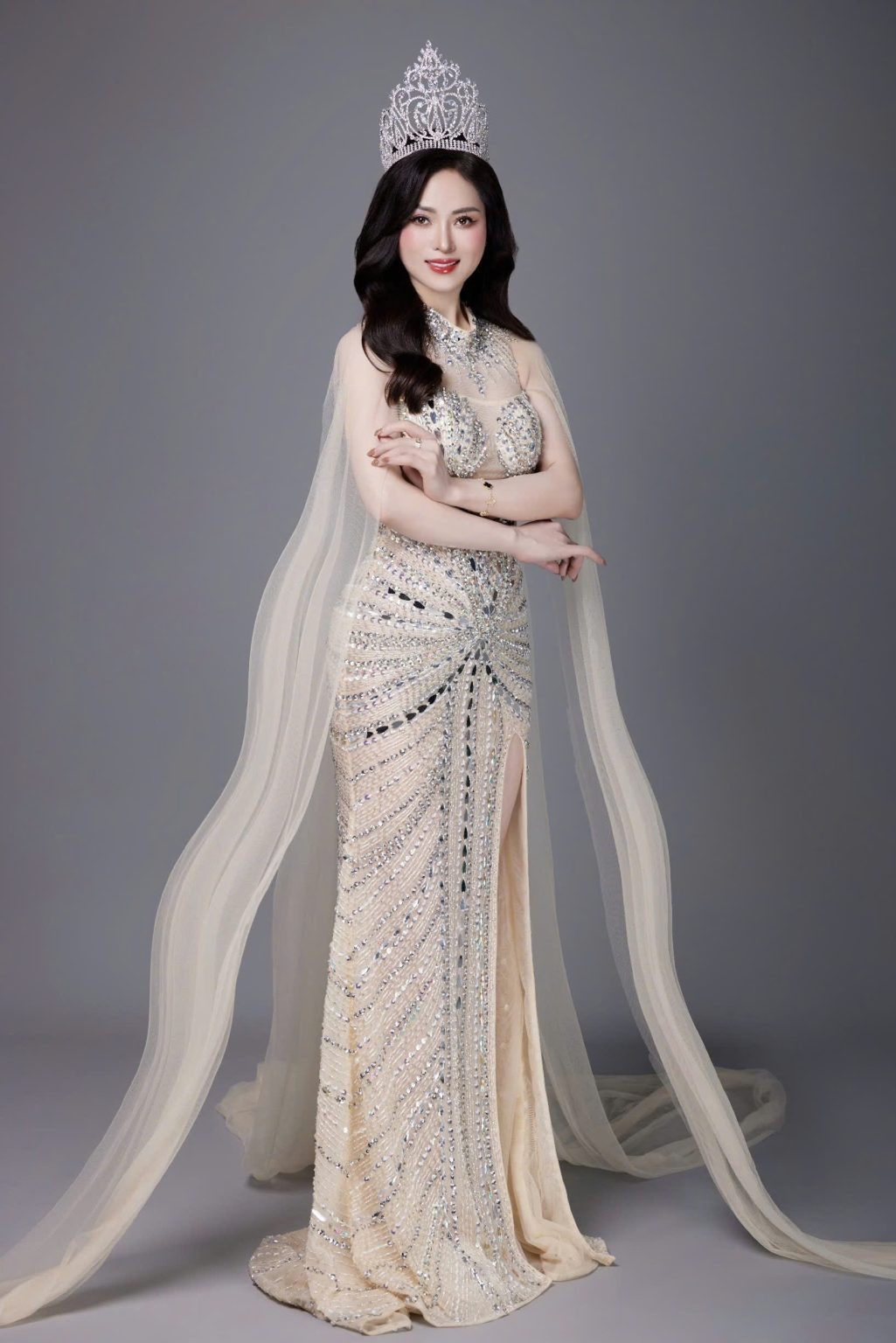 "Hình ảnh cá nhân đẹp hơn do có ý thức hơn về phong cách thời trang và thần thái giao tiếp. Sau khi đăng quang, tôi cũng quan tâm đến việc chăm sóc bản thân và xây dựng phong cách thời trang để hoàn thiện hơn trong mắt gia đình, bạn bè và những người xung quanh”. Á hậu họ Nguyễn chia sẻ thêm.