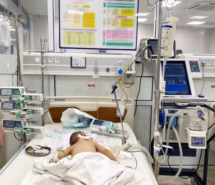 Cứu sống bé trai 7 tháng tuổi nguy kịch do biến chứng cúm A Cuu song be trai 7 thang tuoi nguy kich do bien chung cum A