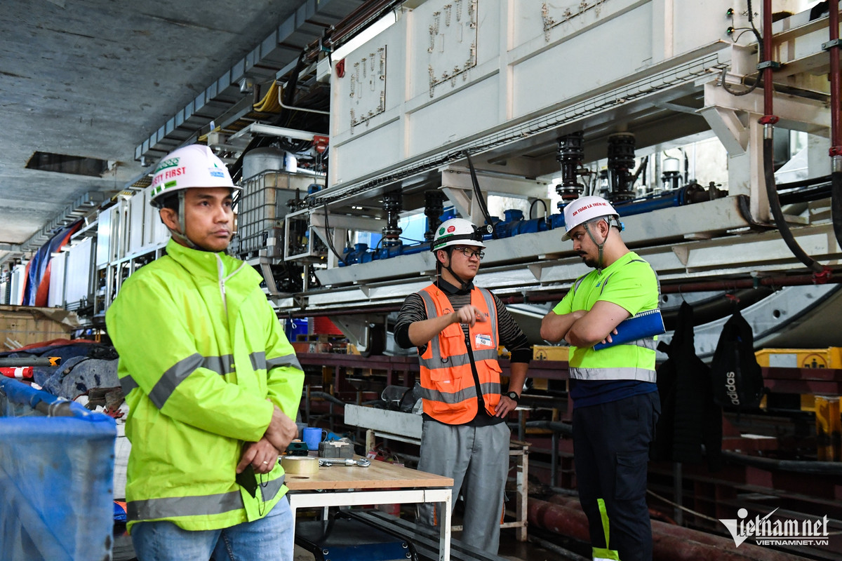 Đội ngũ kỹ thuật vận hành máy đào thứ 2 thuộc tuyến metro Nhổn - ga Hà Nội trao đổi và quan sát những mũi khoan đầu tiên của TBM2. Việc thi công khoan hầm được tiến hành với sự thận trọng và giám sát nghiêm ngặt, bảo đảm an toàn cho các công trình trên mặt đất và tiến độ đề ra.