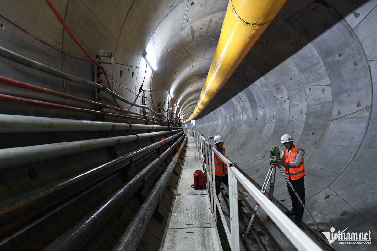 Trong khi đó, sau 6 tháng thi công, robot TBM1 đã đào được 985m đường hầm. Robot thứ nhất này được khởi công từ ngày 30/7/2024, đến nay, đường hầm tuyến metro Nhổn - ga Hà Nội đã thành hình.