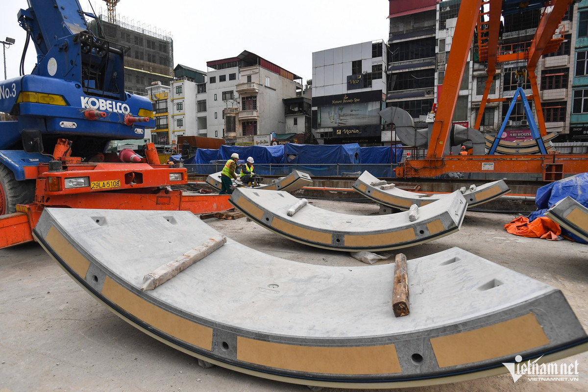 Cận cảnh những tấm vỏ hầm được vận chuyển từ mặt đất xuống độ sâu 18m để lắp đặt. Quá trình vận chuyển vào sâu bên trong các đường hầm dựa vào một đoàn tàu chuyên chở nguyên vật liệu đã được đưa xuống hầm từ trước đó.