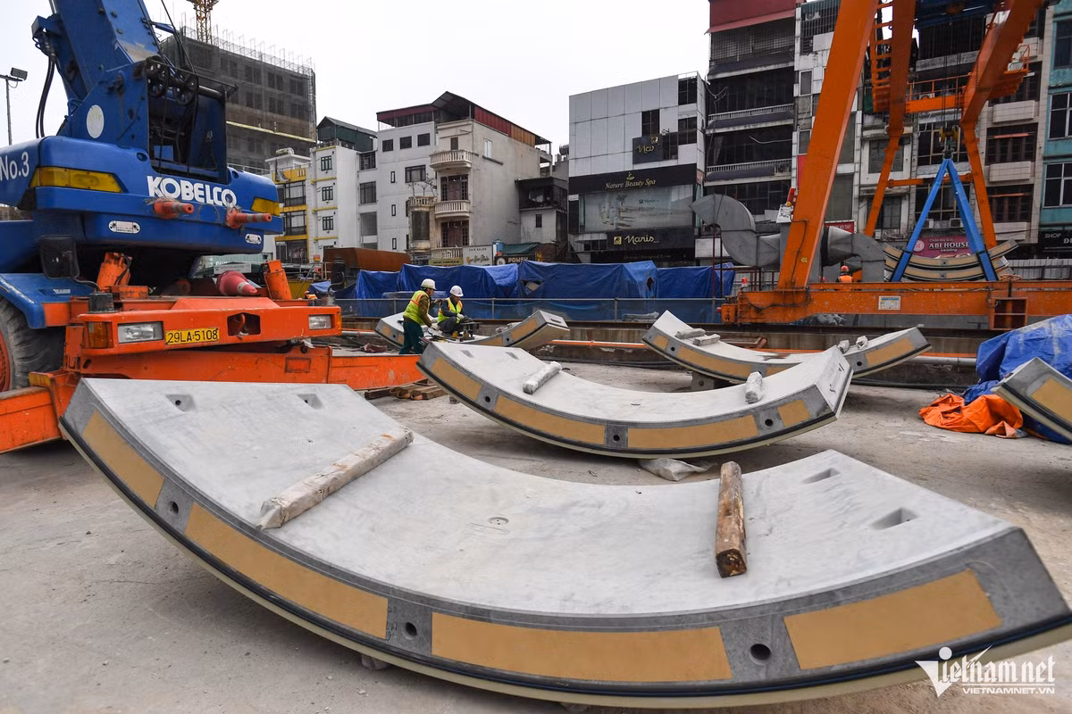 Cận cảnh những tấm vỏ hầm được vận chuyển từ mặt đất xuống độ sâu 18m để lắp đặt. Quá trình vận chuyển vào sâu bên trong các đường hầm dựa vào một đoàn tàu chuyên chở nguyên vật liệu đã được đưa xuống hầm từ trước đó.