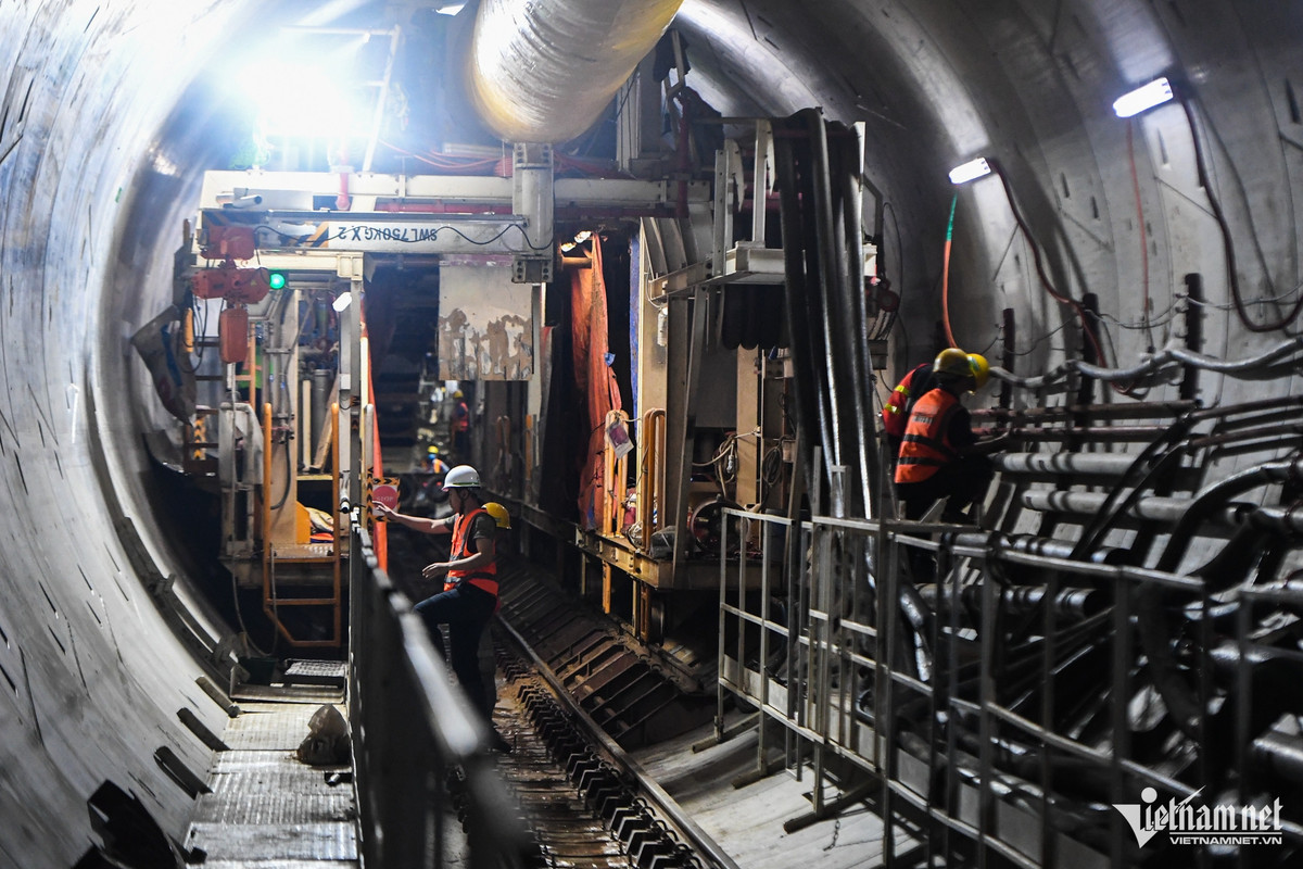 Hình ảnh sâu bên trong khu vực đường hầm 1 đang thi công. Ông Nguyễn Bá Sơn - Phó Ban Quản lý đường sắt đô thị Hà Nội cho biết, trong quá trình vận hành máy thứ nhất, đơn vị thi công đã gặp nhiều khó khăn về điều kiện địa chất. Tuy nhiên qua đó, nhà thầu đã thu thập đầy đủ dữ liệu địa chất làm cơ sở để căn chỉnh máy thứ 2 nhằm bảo đảm việc vận hành trơn tru, hiệu quả hơn.