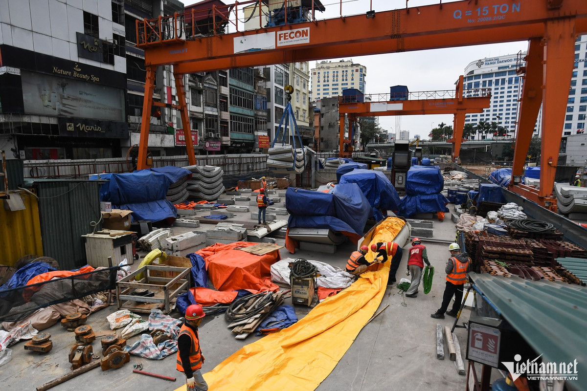 Đội ngũ kỹ thuật viên, công nhân... làm việc trên mặt đất để đưa nguyên vật liệu xuống dưới lòng đất.