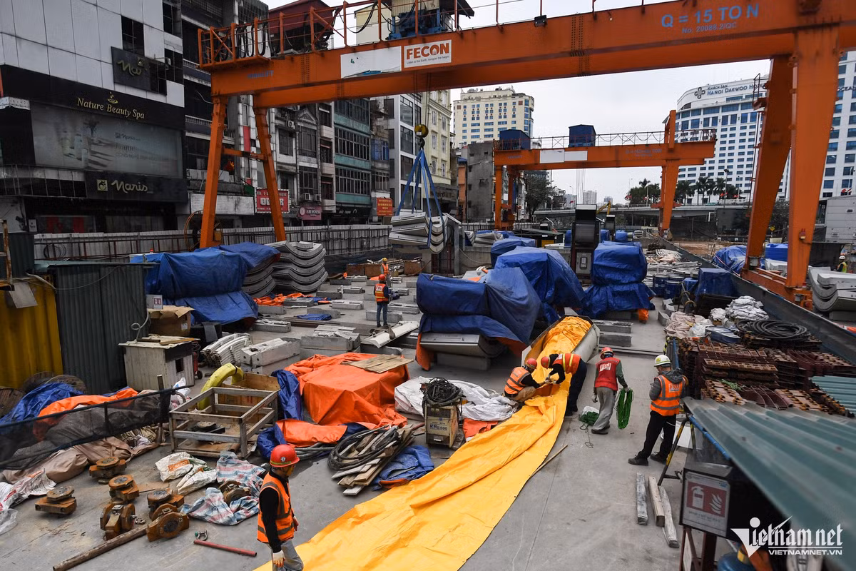 Đội ngũ kỹ thuật viên, công nhân... làm việc trên mặt đất để đưa nguyên vật liệu xuống dưới lòng đất.