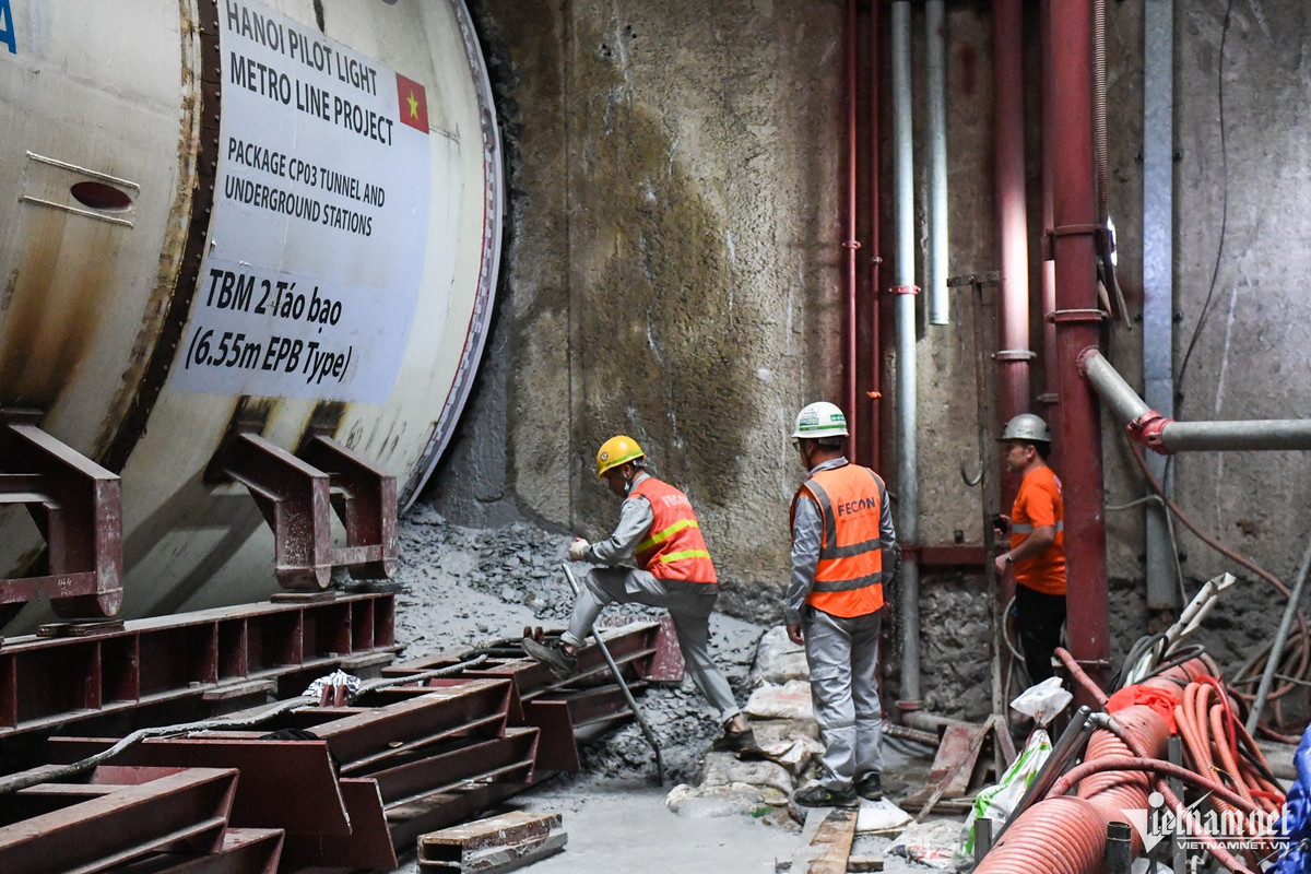 TMB thứ hai có tên "Táo bạo" đặt tại tầng thứ 3 - tầng đáy, cách mặt đường Kim Mã khoảng 18m theo hướng thẳng đứng. Trong chiều 3/2, mũi khoan của robot TBM2 đã bắt đầu xuyên qua vách hầm tại ga S9. Robot đào hầm TBM được sản xuất bởi hãng Herrenkecht (CHLB Đức) dài hơn 100m, nặng khoảng 850 tấn.