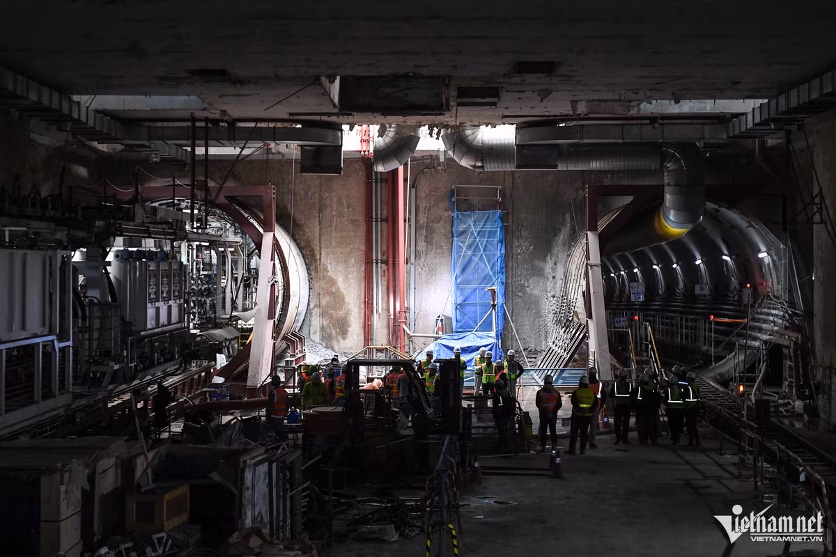Chiều 3/2, Ban Quản lý đường sắt đô thị Hà Nội tổ chức khởi công tuyến đường hầm thứ 2 của dự án metro Nhổn - ga Hà Nội. Robot đào hầm (TBM - Tunnel Boring Machine) thứ hai chính thức khởi động. Trong ảnh, bên phải là hầm thứ nhất, được thi công bởi TBM1, bên trái là khu vực đặt robot TBM2.