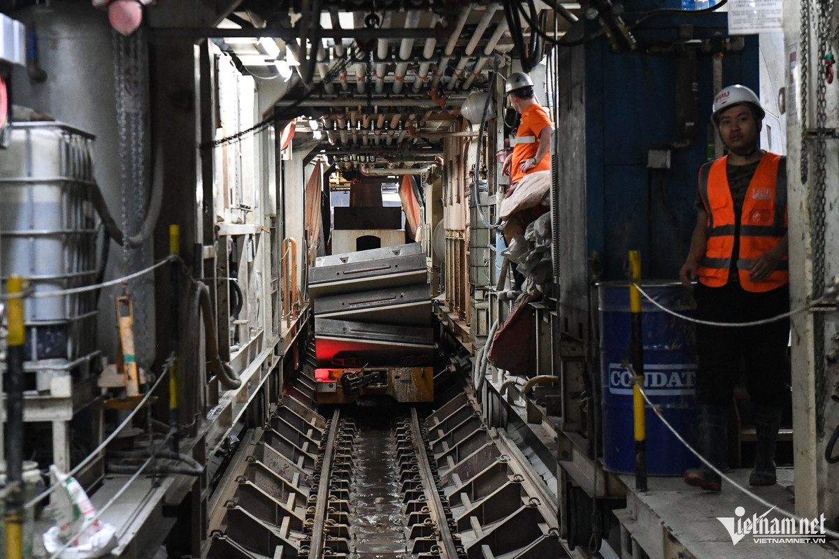 Theo ông Nguyễn Bá Sơn - Phó Ban Quản lý đường sắt đô thị Hà Nội, sau khi hoàn thành 4km hầm đường sắt đô thị Nhổn - ga Hà Nội, nhà thầu sẽ lắp thiết bị trong đường hầm. Dự kiến, đoạn tuyến đi ngầm metro Nhổn - ga Hà Nội sẽ hoàn thành vào năm 2027. Tuyến metro Nhổn - ga Hà Nội dài hơn 13km, gồm 12 ga. Trong đó có hơn 12,5km tuyến chính và 0,46km đường dẫn và depot. Đoạn đi trên cao gồm 8 ga từ ga S1 - S8 dài khoảng 8,5km; đoạn đi ngầm gồm 4 ga từ ga S9 - S12 dài khoảng 4km. Ngày 9/11/2024, TP Hà Nội đã tổ chức lễ vận hành thương mại đoạn trên cao của tuyến từ Nhổn - ga Cầu Giấy dài 8,5km.