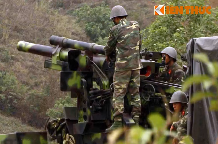 Lựu pháo tự hành 105mm sử dụng lại khẩu pháo xe kéo M2A1 105mm mà ta thu được rất nhiều sau năm 1975. Đây là loại pháo do Mỹ sản xuất, rất hữu dụng cho nhiệm vụ chi viện bộ binh, dập các ổ điểm hỏa lực đối phương.