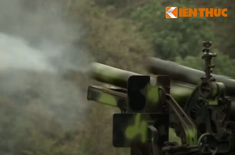 Lựu pháo tự hành 105mm khai hỏa.