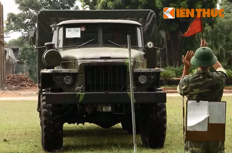 Đây là thế hệ đầu tiên của loại pháo tự hành 105mm do Việt Nam tự phát triển, sản xuất – được thiết kế trên khung gầm xe vận tải bánh lốp Ural-375Đ.