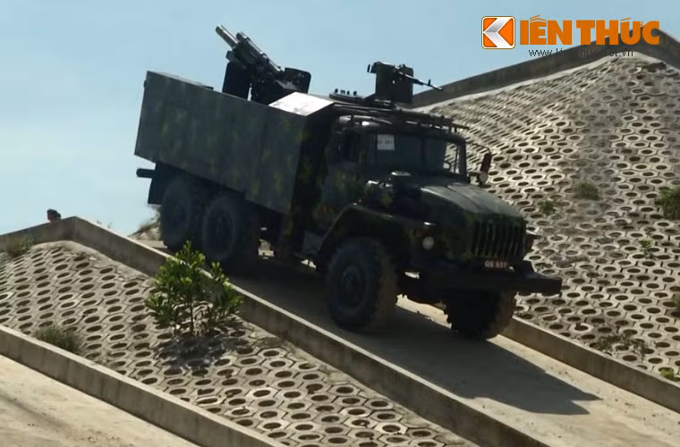 Phần sàn công tác được bổ sung thêm các tấm thép dọc hai bên bao bọc bệ pháo 105mm và khu vực tác nghiệp của kíp pháo thủ. Các tấm thép này có thể chống được đạn súng máy hạng nhẹ và mảnh đạn pháo, tăng đáng kể khả năng bảo vệ so với thế hệ M1.