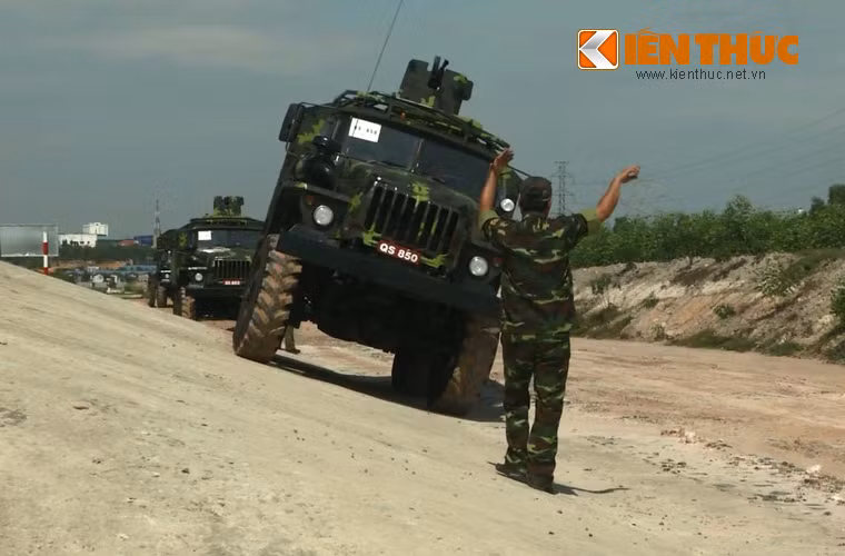 So sánh trực quan giữa thế hệ M1 và M3 của pháo tự hành bánh lốp 105mm, có thể dễ dàng nhận thấy phiên bản mới đã khắc phục tương đối triệt để những nhược điểm còn tồn tại của mẫu cũ.