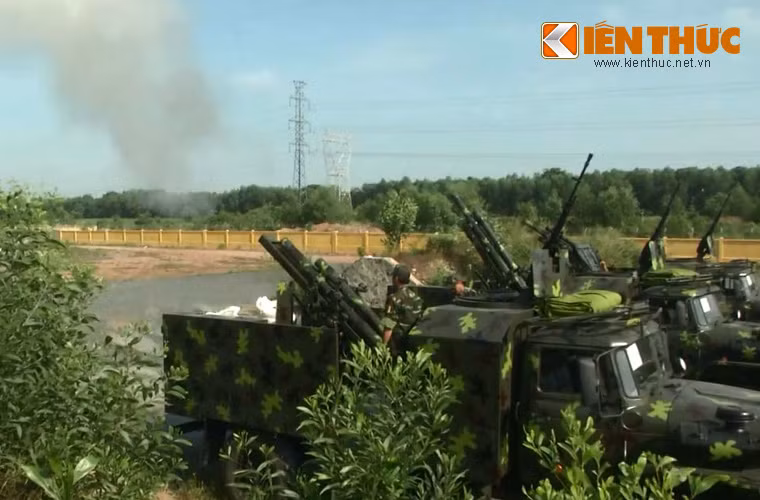 Ngay sau cabin chính được bố trí một cabin phụ với giá lắp đại liên phòng không NSV 12,7mm.