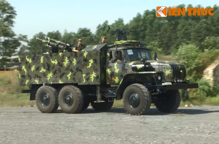 Trong ảnh chính là pháo tự hành 105mm M3 đang thử nghiệm trên thực địa. Phiên bản này sử dụng khung bệ cơ sở xe vận tải bánh lốp Ural-432007.