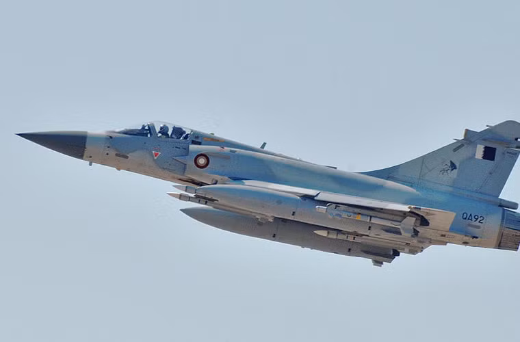 Về Không quân Qatar, lực lượng này có quân số bé nhất vùng Vịnh - chỉ 1.500 người với 4 Liên đoàn không quân cùng dàn trang bị mơ ước nhưng tất nhiên là ít. Thực ra, Qatar muốn mua nhiều cũng khó vì không có đủ quân số. Trang bị máy bay chiến đấu hiện họ có 9 chiếc Mirage 2000-5 và 6 Alpha Jet, đặc biệt họ đang mua thêm các tiêm kích Rafale C của Pháp. Và ngay từ bây giờ, họ phải tính tìm các kíp lái điều khiển Rafale C. Nguồn ảnh: Wikipedia