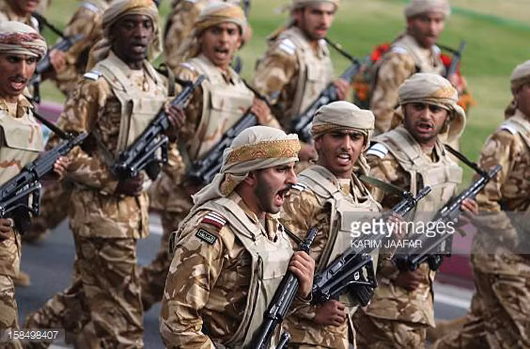 Trong mấy ngày gần đây, sự kiện Ả-rập Xê-út và các nước đồng minh đã quyết định cắt đứt quan hệ ngoại giao, đóng cửa biên giới, không phận và hải phận với với Qatar vì lý do Doha tán thành việc xây dựng quan hệ với Iran – quốc gia mà Ả-rập Xê-út có quan hệ căng thẳng. Việc các nước Ả Rập hùa thua Ả-rập Xê-út bao vây cấm vận Qatar làm dấy lên những đồn đoàn cho rằng có thể xảy ra một cuộc chiến tranh Ả-rập Xê-út với Qatar. Nguồn ảnh: Getty Images