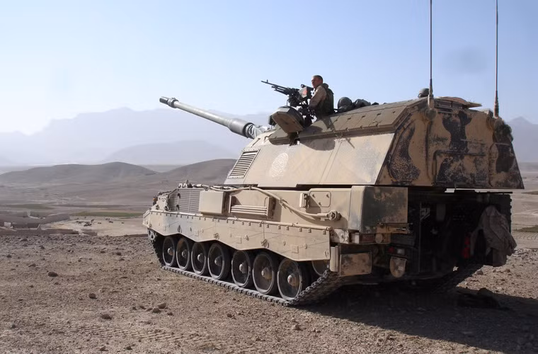 Về pháo binh Qatar cũng tương tự, nhìn qua thì quả thực các kiểu loại rất đáng mơ ước trên thế giới nhưng số lượng thì không đủ tạo nên sự khác biệt trong một cuộc chiến, thậm chí với đối thủ kém hơn. Qatar được trang bị 24 khẩu pháo tự hành PzH 2000 và các khẩu lựu pháo G5 155mm.