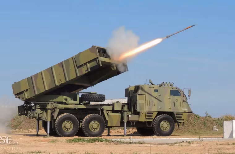 Về pháo phản lực, họ có 10 xe pháo Astros II và HIMARS - hai loại vũ khí này đều có tầm bắn 40-300km nhưng số lượng thì quá ít ỏi. Nguồn ảnh: Wikipedia