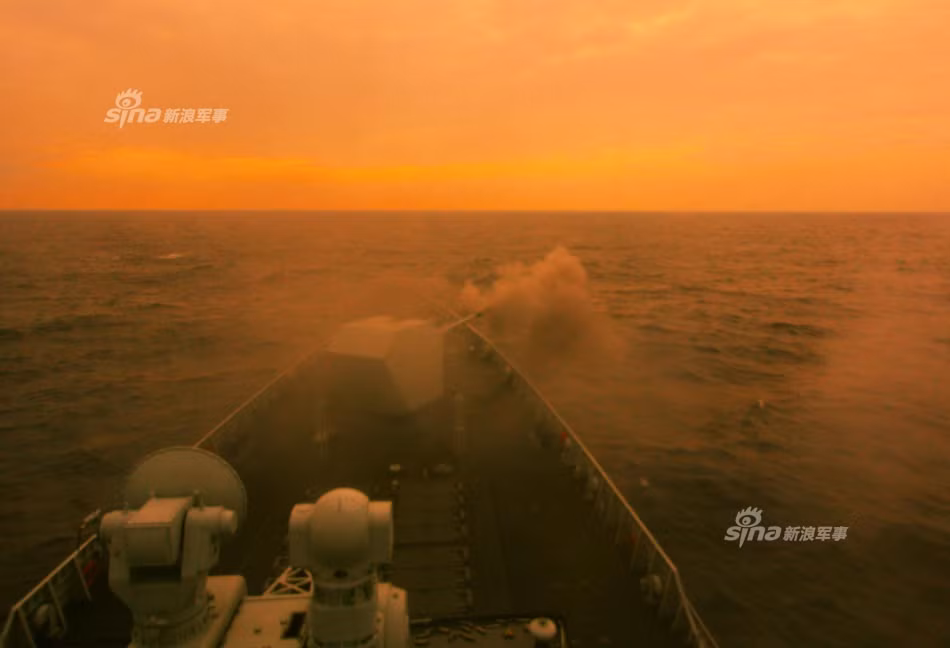 Trong ảnh, pháo hạm 130mm trên tàu khu trục Trường Sa (173) khai hỏa. Nguồn ảnh: Sina