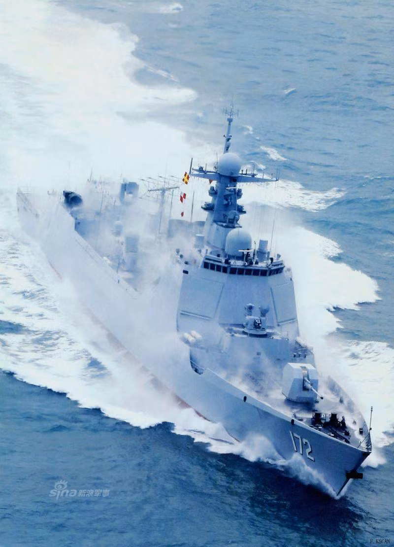 Type 052D là thế hệ tàu khu trục mới nhất của Trung Quốc, được phát triển từ loại Type 052C. Nó có lượng giãn nước toàn tải lên tới 7.500 tấn, dài 157m, thủy thủ đoàn 280 người. Con tàu trang bị hệ thống phóng thẳng đứng 64 ống cho khả năng triển khai đa dạng các loại tên lửa tương đương hệ thống Mk41 của Mỹ. Nguồn ảnh: Sina