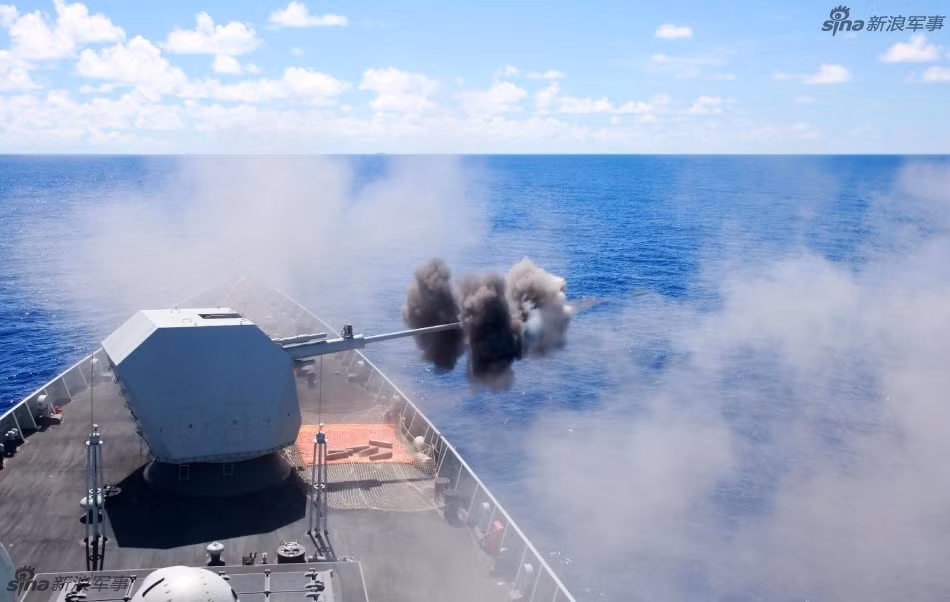 Các hình ảnh được mạng Sina đăng tải cho thấy các tàu chiến Trung Quốc tiến hành bắn pháo, ngư lôi. Không xuất hiện hình ảnh các tàu bắn tên lửa chống hạm hay phòng không. Nguồn ảnh: Sina