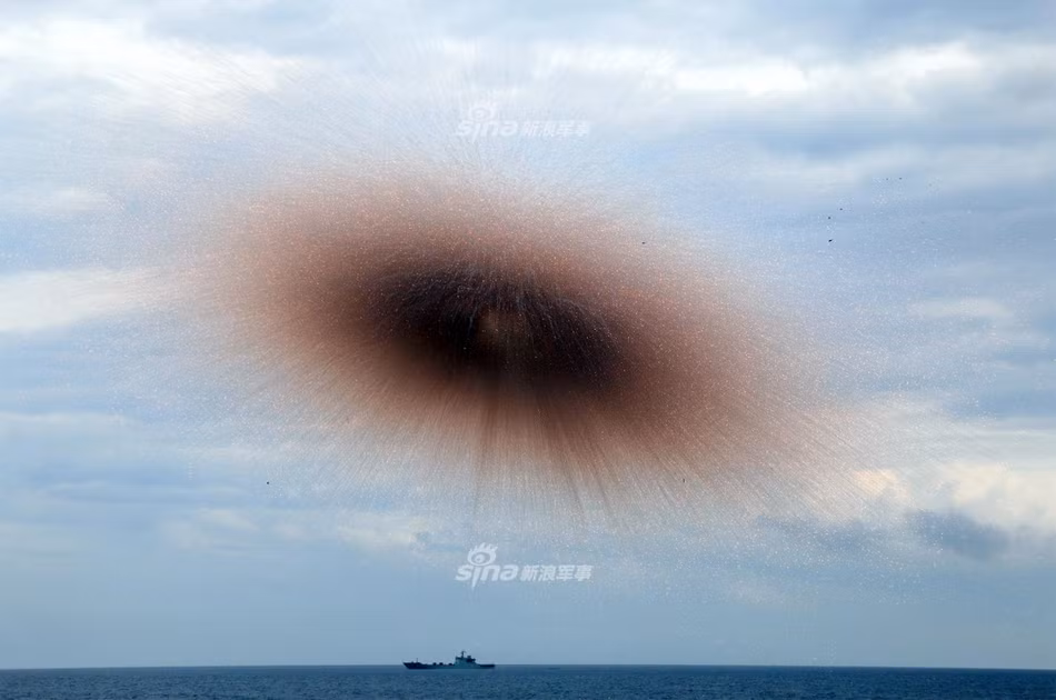 Đạn mồi bẫy khi nổ tạo ra hàng nghìn lá nhôm, radar trên hỏa tiễn sẽ xuất hiện một vật thể có kích thước lớn hơn con tàu rất nhiều và điều khiển tên lửa phóng ngay vào đám nhôm thay vì con tàu. Nguồn ảnh: Sina