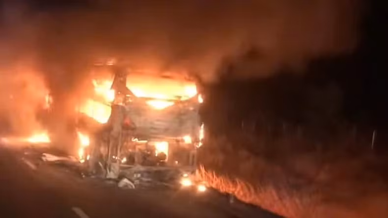 Xe khach boc chay du doi tren cao toc, nhieu hanh khach hoang loan