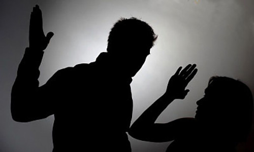 Bề ngoài là vậy, nhưng thực ra từ ngày cưới Nay Y Tá về làm chồng, chị Ma Huyền không mấy khi được hạnh phúc. Giữa hai người thường xuyên xảy ra mâu thuẫn xuất phát từ những điều vụn vặt trong cuộc sống. Khởi đầu những mâu thuẫn đó phần lớn đều do Nay Y Tá gây ra. Đã nhiều lần, Nay Y Tá thượng cẳng chân hạ cẳng tay với vợ. (Ảnh minh họa, nguồn Internet)