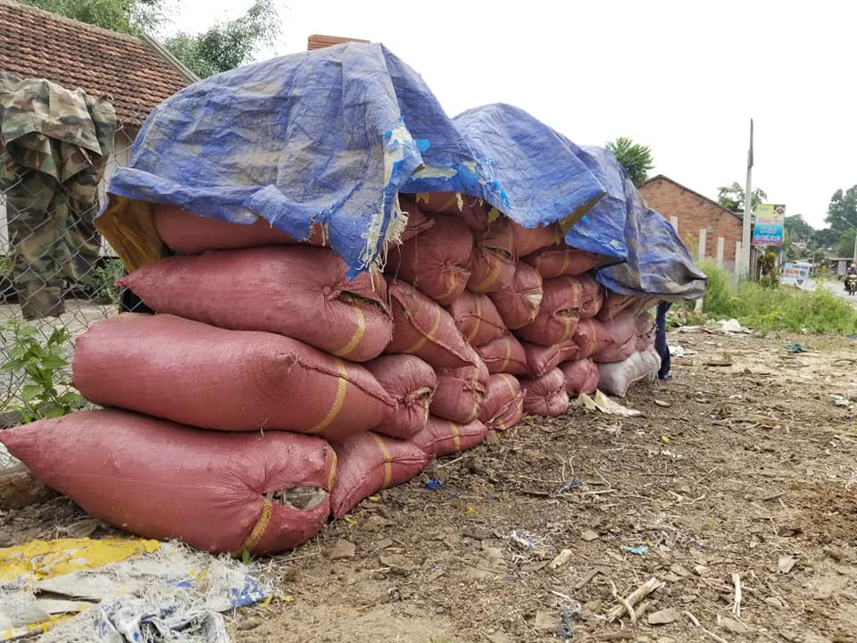 Tưởng chừng đã ổn, nào ngờ lại xảy ra tai họa như hôm nay. Nguyên nhân dẫn đến vụ án mạng kinh hoàng xuất phát từ việc chị Ma Huyền gọi người tới bán phân bò. Vì cần tiền lo cơm áo gạo sữa vốn rất tốn kém cho hai con nhỏ, chị Ma Huyền phải giữ lại số tiền trên, không thể đưa cho Nay Y Tá tiêu xài hoang phí. Bị Nay Y Tá tra hỏi, cô giáo Ma Huyền nhất quyết không đưa tiền. Gã chồng vũ phu lồng lộn, chạy xộc tới lấy một gậy gỗ, dài khoảng 1m đuổi đánh vợ. (Ảnh minh họa, nguồn Internet)