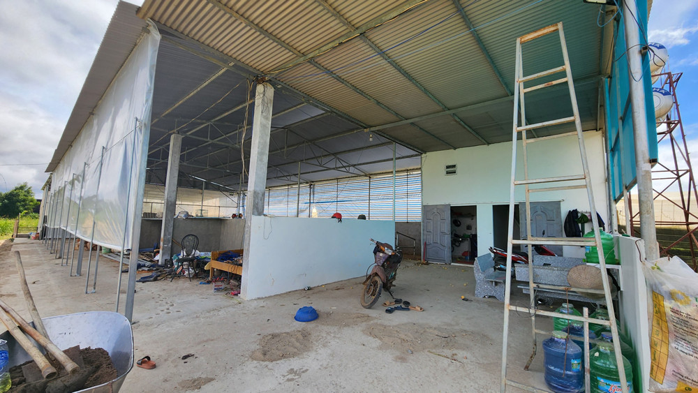 Nghe tiếng la hét cầu cứu thất thanh của con, ông Ya Tạo và bà Ka Nhàu nhà gần đó liền chạy sang can ngăn. Thấy con gái bị con rể đánh trọng thương, người bê bết máu, ông Ya Tạo liền chạy vào. Trong lúc không giữ được bình tĩnh, ông Ya Tạo đã dùng tay đánh vào mặt chàng rể. Lập tức, Nay Y Tá hung hãn vung gậy đập vào vùng đầu ông Ya Tạo khiến nạn nhân ngã gục, nằm đất bất động tại chỗ. Thấy vậy, bà Ka Nhàu và chị Ma Huyền chạy tới định đỡ ông Ya Tạo cũng bị đối tượng dùng gậy đập những nhát chí mạng vào đầu. (Ảnh Báo Lao Động) 