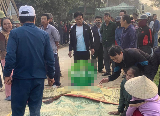 3 me con tu vong sau va cham voi xe tai o Nghe An