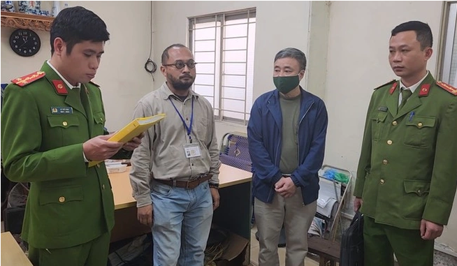 Bat tam giam Giam doc Trung tam Dang kiem 29-01S o Ha Noi