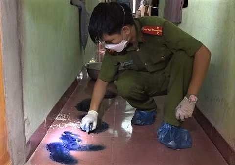  Mẹ giết con rồi tự tử trong phòng trọ: Ngày 5/2/2022, một số người dân ở hẻm đường Lê Đình Cẩn, phường Tân Tạo, quận Bình Tân, TP HCM phát hiện chị C. tử vong trong tư thế treo cổ ở phòng trọ. Khi vào trong, mọi người phát hiện thêm thi thể cháu bé 7 tháng tuổi (con gái chị C.) trong máy giặt. Qua khám nghiệm hiện trường, lấy lời khai các nhân chứng, công an xác định chị C. có biểu hiện trầm cảm và đã từng có hành động tự tử trước khi xảy ra vụ việc trên. 