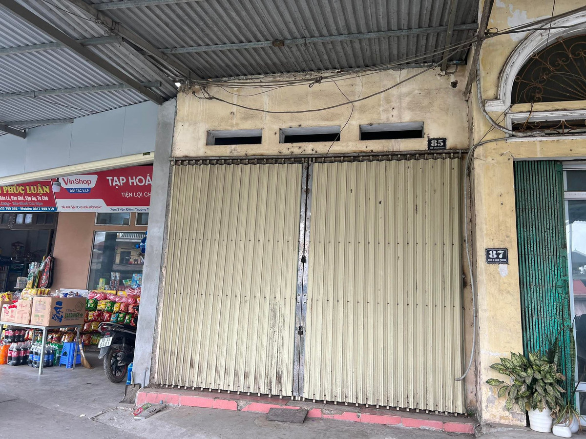 Ngày 24, 25, 26/2, cháu Đ được gia đình đưa đến lớp giao cho An trông giữ. Đến 9h30 ngày 26/2, cháu Đ khóc thì bị An dùng chân đạp vào bụng. Khi cháu Đ bất tỉnh thì An gọi gia đình đến cùng đưa cháu Đ đi cấp cứu tại Trạm y tế xã Vạn Điểm. Tiếp đó, y tá yêu cầu đưa cháu đi viện nên gia đình đã chuyển cháu Đ đến Bệnh viện Nông nghiệp I rồi được chuyển đến Bệnh viện nhi T.Ư. Các bác sĩ tích cực điều trị đến 17h ngày 1/3, Bệnh viện nhi T.Ư trả về. Đến 19h ngày 2/3, cháu Đ tử vong. 