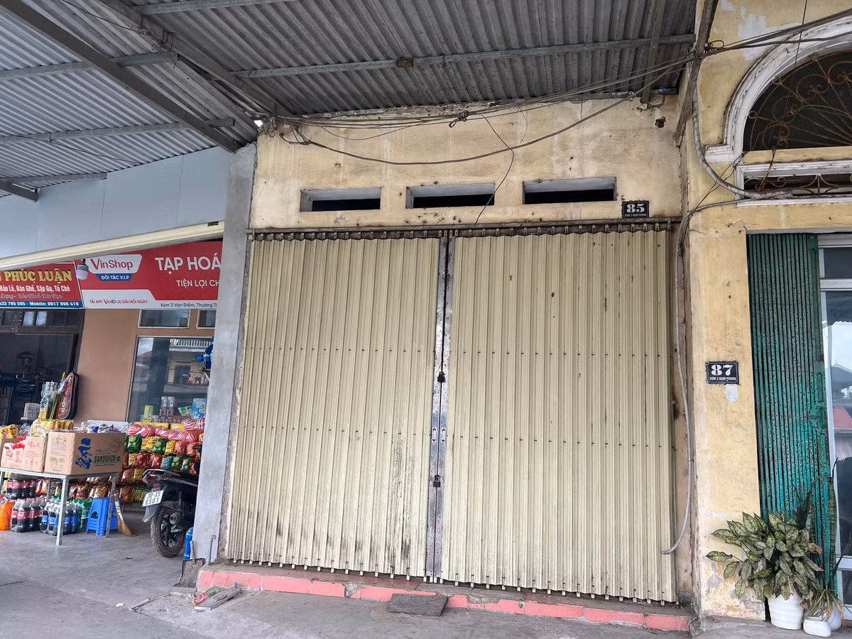 Ngày 24, 25, 26/2, cháu Đ được gia đình đưa đến lớp giao cho An trông giữ. Đến 9h30 ngày 26/2, cháu Đ khóc thì bị An dùng chân đạp vào bụng. Khi cháu Đ bất tỉnh thì An gọi gia đình đến cùng đưa cháu Đ đi cấp cứu tại Trạm y tế xã Vạn Điểm. Tiếp đó, y tá yêu cầu đưa cháu đi viện nên gia đình đã chuyển cháu Đ đến Bệnh viện Nông nghiệp I rồi được chuyển đến Bệnh viện nhi T.Ư. Các bác sĩ tích cực điều trị đến 17h ngày 1/3, Bệnh viện nhi T.Ư trả về. Đến 19h ngày 2/3, cháu Đ tử vong. 