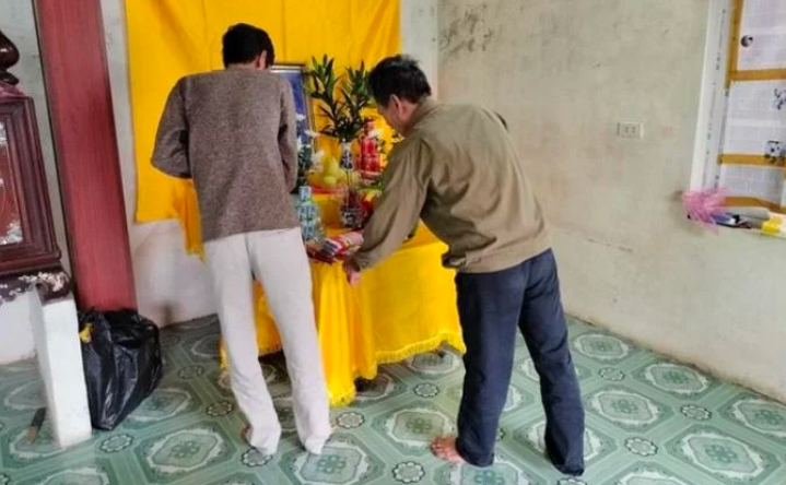 Khi biết cháu Đ bị thương tích nặng, hai đối tượng đã thống nhất lời khai khi trao đổi với gia đình và làm việc với cơ quan Công an. Về phía bố, mẹ của cháu Đ, phần do nhận thức pháp luật còn hạn chế, lại thấy hai đối tượng đã tự nguyện khắc phục hậu quả nên tin rằng sự thật là do cháu bị ngã nên ban đầu đã từ chối hợp tác với cơ quan Công an. 