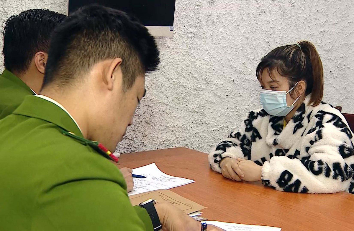 Theo công an, trong buổi làm việc, nghi phạm An luôn thể hiện sự mệt mỏi, mất bình tĩnh và cắn rứt lương tâm. An nói: “Trong đáy lòng tôi rất xin lỗi gia đình và cháu Đ. Cháu đã mất, gia đình thiệt hại quá nhiều, tổn thương, đau đớn không thể nào tha thứ cho việc làm của chúng tôi. Tôi xin gia đình nạn nhân tha thứ để tôi có thể làm lại cuộc đời”. Trong khi đó, nghi phạm Lành khai: "Tôi không bế cháu Đ. ném xuống mà tôi chỉ đẩy, có lần đó tôi làm vậy". Lành bật khóc khai nhận và cho biết, bản thân đã nhận thức được hành vi của mình với cháu Đ. là sai. (Ảnh: Đối tượng Nguyễn Thị An) 