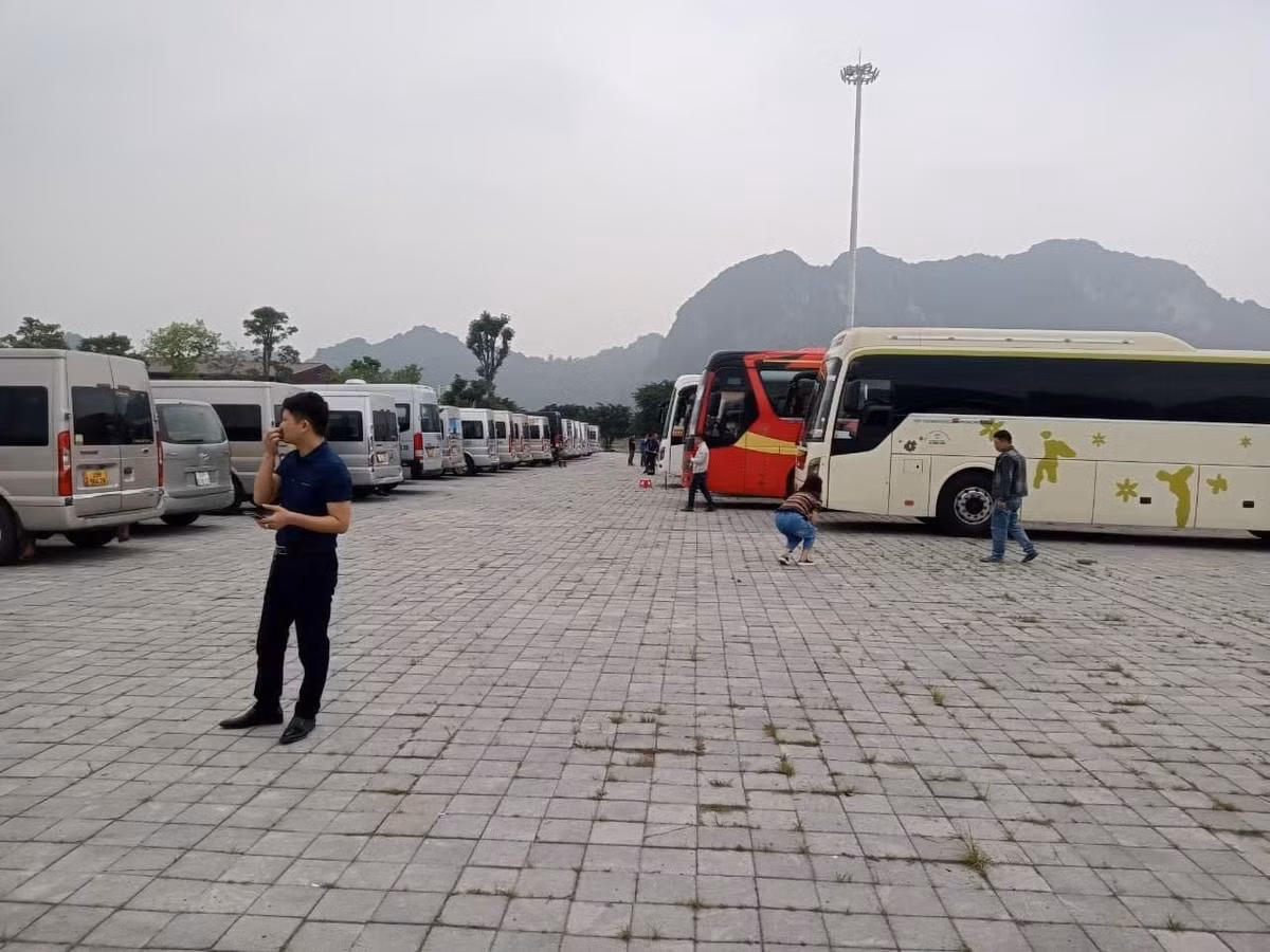 Theo phản ánh của người dân, rất nhiều du khách đến chùa Tam Chúc phát hiện và thu nhặt được nhiều đinh vít, vật nhọn... có chiều dài từ 2- 3cm. Để làm rõ thông tin, PV đã liên hệ với Công an huyện Kim Bảng, Hà Nam. 