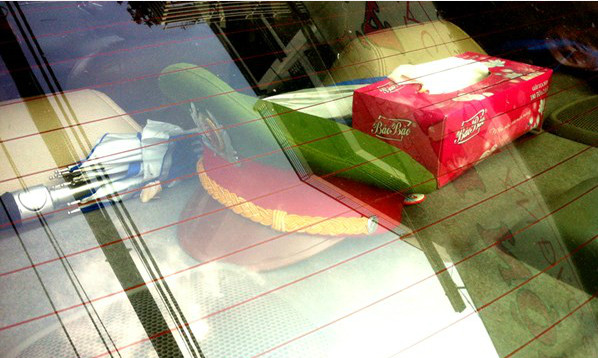  Để mũ, quần áo của công an trên xe: Việc một người làm trong ngành công an đi ô tô cá nhân để trang phục như mũ, áo quần... trên xe của mình là điều hết sức bình thường. Tuy vậy, có những người không phải là công an, thậm chí chẳng có quan hệ gần gũi gì với người trong ngành, nhưng lại trang bị cho mình một chiếc mũ kê-pi, trưng ở một nơi rất dễ thấy như kính trước, kính sau của xe. 