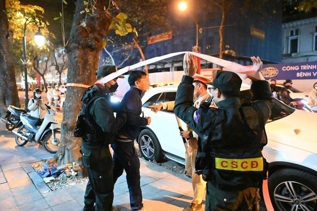  Tài xế ô tô không chịu đo nồng độ cồn, nói người thân là Phó Chủ tịch: Tối 18/2, tổ công tác thuộc Đội CSGT - Trật tự, Công an huyện Thường Tín (Hà Nội) làm nhiệm vụ kiểm tra nồng độ cồn tại tỉnh lộ 427, dừng ô tô BKS 30Y-26XX. Sau khi thông báo cho tài xế tên G. về việc kiểm tra nồng độ cồn. Người này lẩn tránh, nhất quyết không hợp tác thổi vào máy đo nồng độ cồn; liên tục cầm điện thoại để gọi cho người khác và giới thiệu có người thân là Phó Chủ tịch để được tổ công tác bỏ qua... (Ảnh minh hoạ)