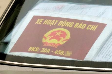  Thẻ hội viên Hội Nhà báo: Tương tự như các loại giấy đi đường nói trên, một số loại giấy phù hiệu như "Thẻ hội viên Hội Nhà báo", "Báo chí/Press" hay "Xe hoạt động báo chí"... cũng được một số người in khổ to, ép plastic cẩn thận và để trên kính lái với mong muốn được "nể mặt" khi trót vi phạm. 