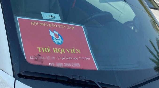 Về những tấm phù hiệu này, Hội Nhà báo Việt Nam khẳng định, đơn vị không cấp phù hiệu để trên xe ô tô, kể cả xe công vụ. Theo Hội Nhà báo Việt Nam, hoạt động cơ quan báo chí cũng bình đẳng như những cơ quan nhà nước khác nên không có chuyện cấp phù hiệu để ưu tiên khi lưu thông trên đường. Đồng thời đề nghị lực lượng chức năng lý nghiêm các trường hợp gắn phù hiệu vi phạm giao thông. 