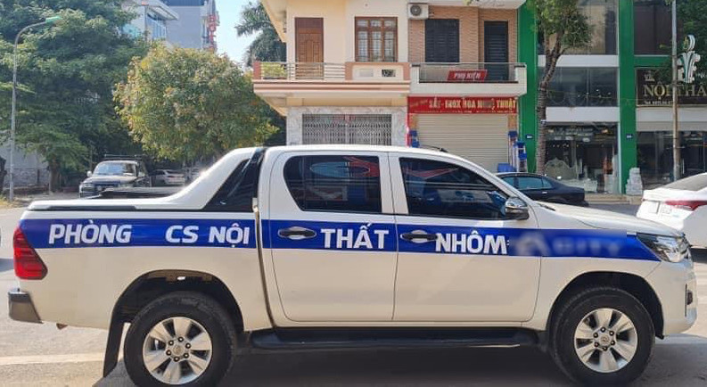  Dán decal "na ná" xe tuần tra của CSGT: Gần đây, một số xe ô tô màu trắng được chủ nhân dán loại decal xanh chạy ngang thân xe giống như của xe tuần tra của CSGT, khiến nhiều người đi đường nhầm lẫn. Việc làm này ngoài mục đích thích thể hiện và "dọa" với những người tham gia giao thông yếu bóng vía thì không có tác dụng nào khác.