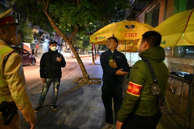  Ngoài ra còn một số hành vi khác tự xưng có là cán bộ ngành, người thân của lãnh đạo để bỏ qua lỗi vi phạm: Đêm 19/12/2022, tổ công tác trên đường Hoàng Quốc Việt (Cầu Giấy, Hà Nội) dừng kiểm tra nồng độ cồn nam tài xế xe máy BKS 29X5-011.XX. Người này có biểu hiện say rượu bia và không chấp hành theo yêu cầu của công an. Sau một thời gian giải thích, tài xế mới chịu thổi vào máy đo nồng độ cồn và cho kết quả 1,235 mg/l khí thở, đây là mức vi phạm cao gấp 3 lần mức kịch khung. Đáng chú ý, tài xế không ký vào biên bản và còn đe dọa, đồng thời tự xưng tên là “Hùng đội phó cơ động”. 