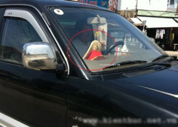 Đây là chiêu ngụy trang với mục đích biến mình như một người trong ngành đang "đi làm nhiệm vụ", hòng qua mặt các chốt CSGT trên đường. Tất nhiên, CSGT chẳng lạ gì chiêu trò "làm màu" này, và nhiều xe có mũ áo của ngành, nhưng vẫn bị xử phạt như các trường hợp khác. Thậm chí, nếu những người trên xe không phải là công an thì CSGT sẽ phối hợp với lực lượng Điều lệnh của Bộ Công an để lập biên bản tịch thu mũ áo và xử lý sai phạm.