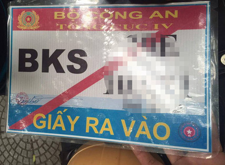 Phía công an khẳng định, những loại giấy tờ ra vào cơ quan không hề có giá trị ưu tiên khi tham gia giao thông, lại càng không được ưu ái khi vi phạm giao thông. Trên thực tế, rất nhiều xe sử dụng "bùa hộ mệnh" vi phạm giao thông vẫn bị lực lượng chức năng thẳng tay xử lý. 