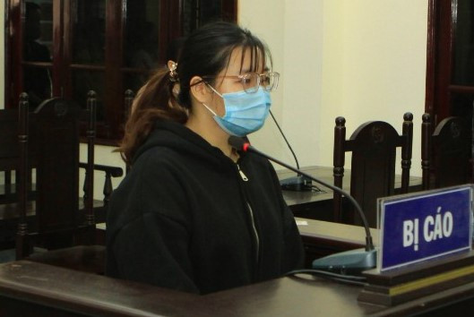 Bé trai bị nhét giẻ vào miệng được xác định là H.N.N (11 tháng tuổi), học tại nhóm lớp mầm non tư thục Sao Việt (trên đường Trần Thủ Độ, phường Tiền Phong, TP Thái Bình). Cháu N. đi học từ tháng 3/2021. Người nhét giẻ vào miệng trẻ là Lê Thị Lành (SN 2002). Lành là em gái của bà Lê Thị Hương Giang (SN 1988), chủ nhóm lớp mầm non tư thục Sao Việt nên thường xuyên giúp chị gái việc trông coi trẻ.