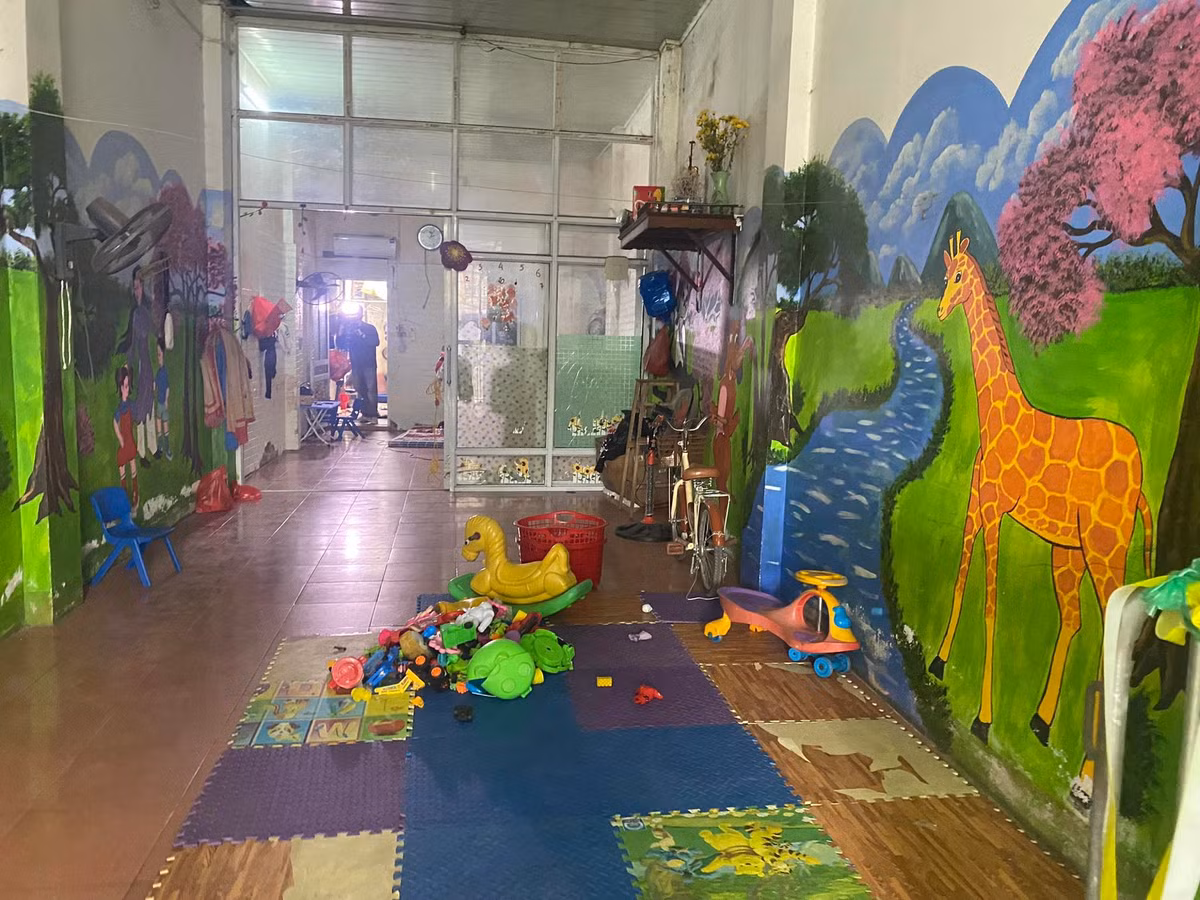 Tuy nhiên, đối chiếu với bằng chứng, tài liệu, kết hợp với quá trình đấu tranh với An và Lành có nhiều điểm bất thường. Hai bị can sau đó thay đổi lời khai, nói Lành đi lùi va vào cháu Đ. làm bé ngã ra nền nhà và An bế trượt làm bé ngã đập đầu. Với lời khai này, cảnh sát nhận thấy nhiều điểm không phù hợp với dấu vết thương tích trên người nạn nhân nên tiếp tục đấu tranh. Sau khoảng một ngày, An và Lành đã khai nhận hành vi đánh đập, bạo hành bé Đ. dẫn đến thương tích và khiến nạn nhân tử vong. 